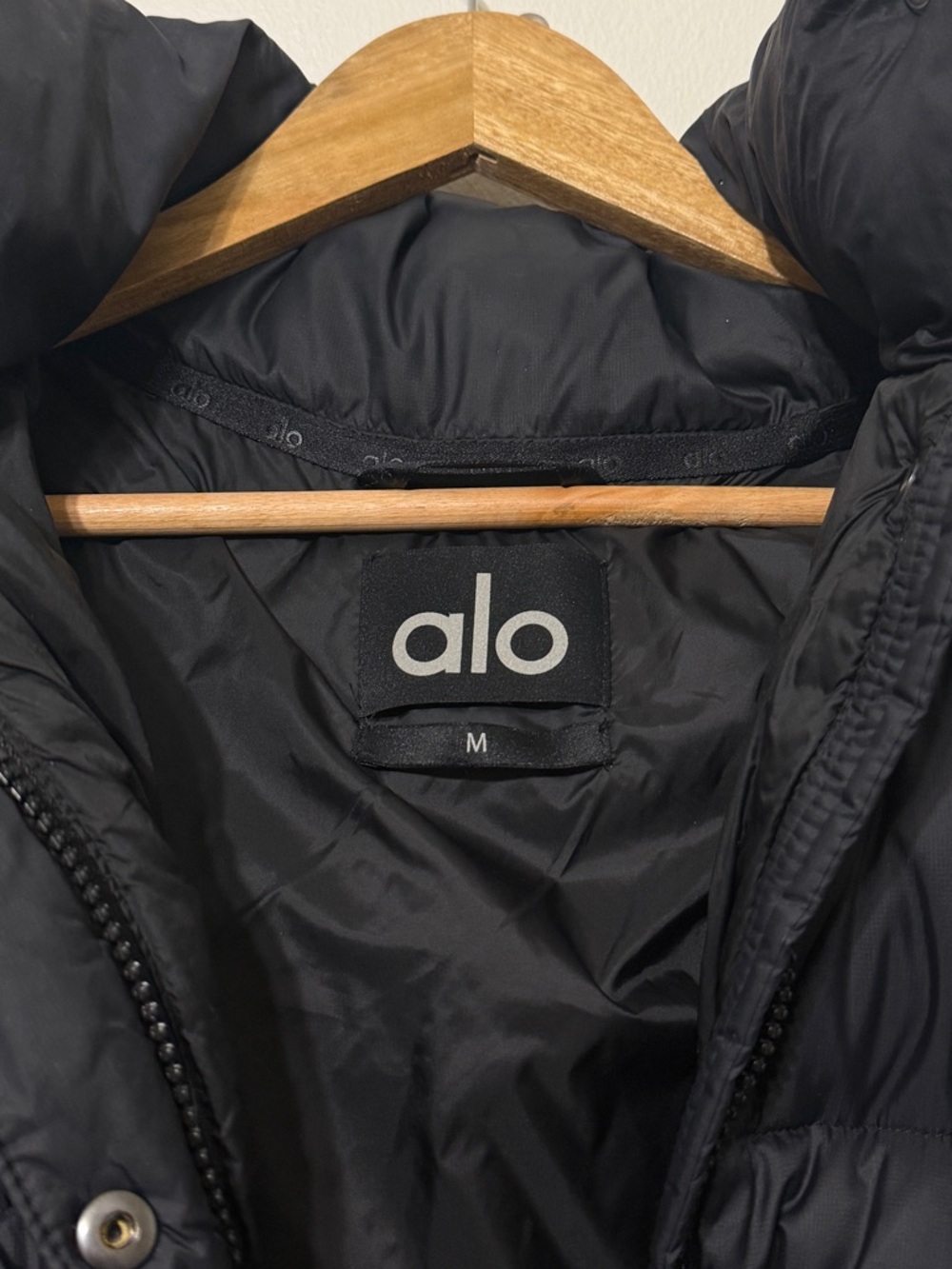 LIKE NEW ALO Aspen Love Puffer Jacket Black Size Medium Crop Zip - Picture 4 of 9